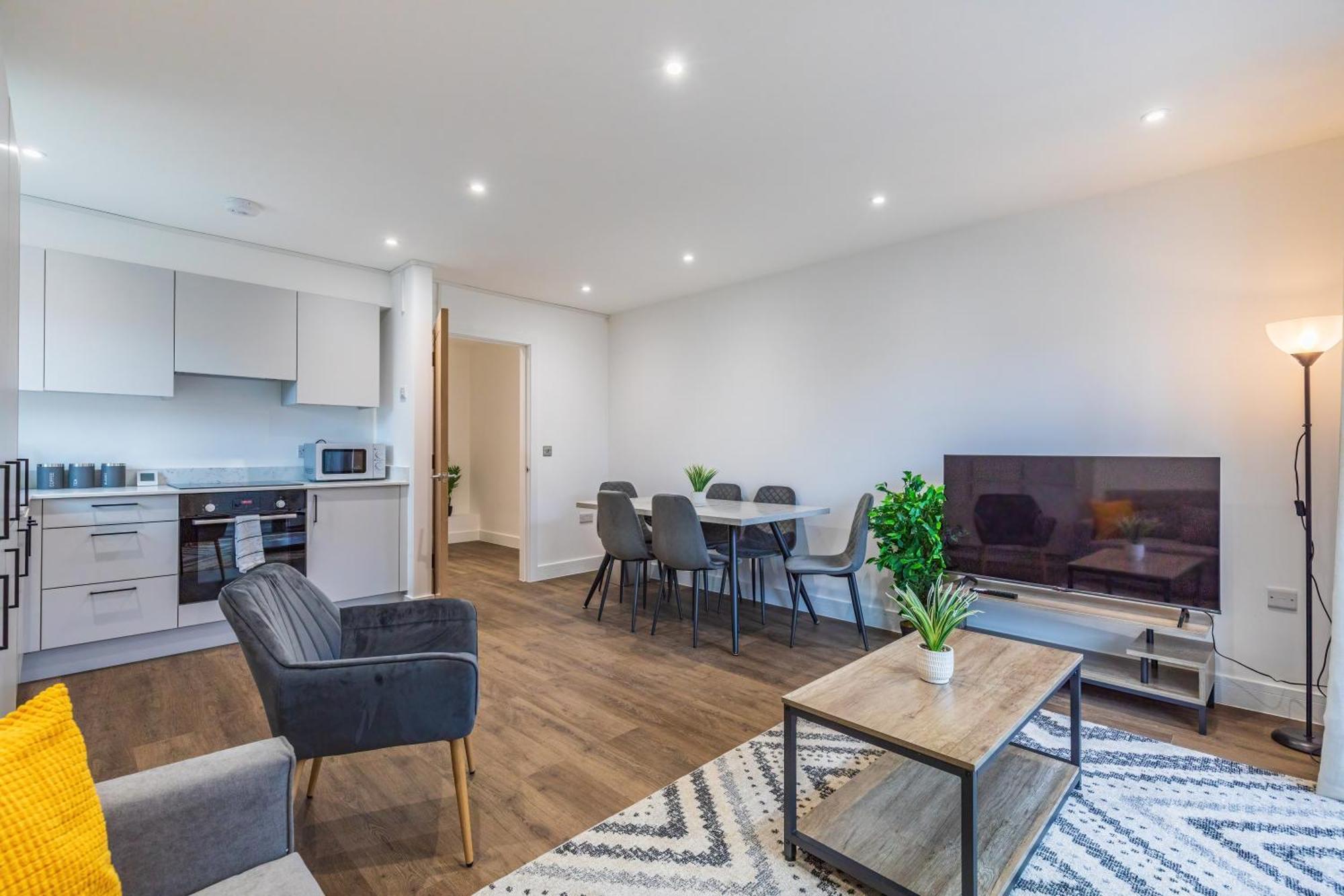 Central 2 Bed 2 Bath Apartment Near Brighton College, Beach, Hospital - Long Stay Offers Εξωτερικό φωτογραφία