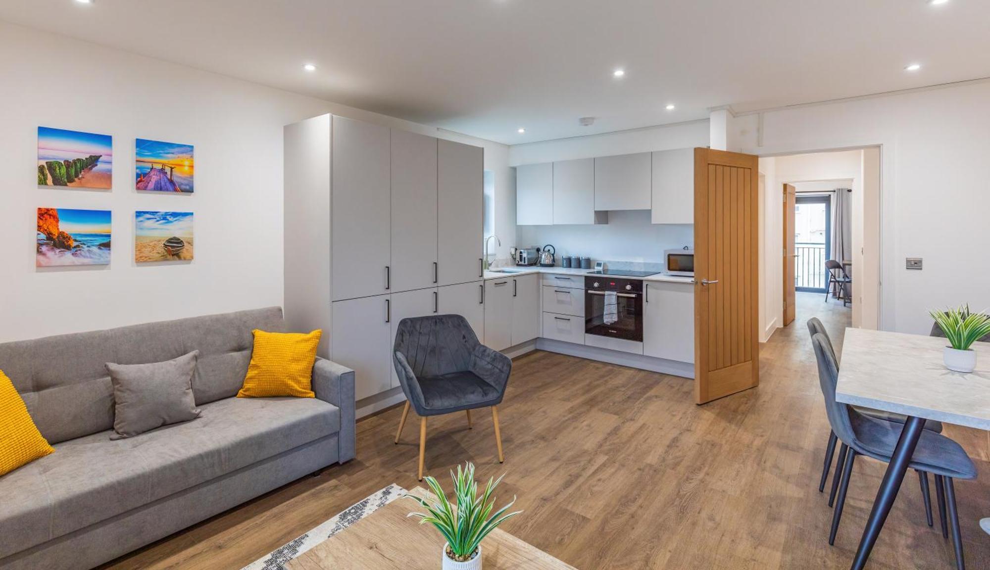 Central 2 Bed 2 Bath Apartment Near Brighton College, Beach, Hospital - Long Stay Offers Εξωτερικό φωτογραφία