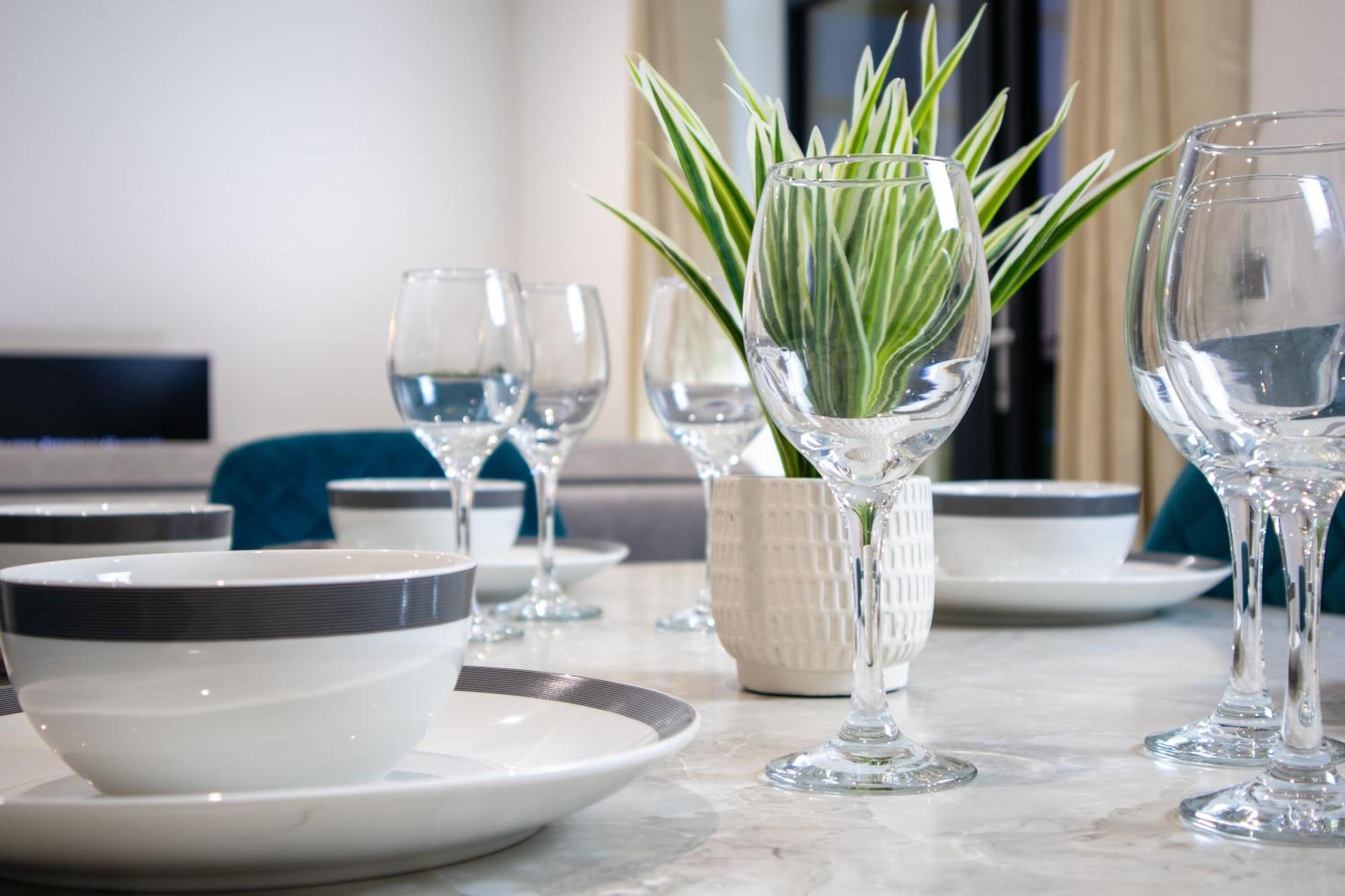 Central 2 Bed 2 Bath Apartment Near Brighton College, Beach, Hospital - Long Stay Offers Εξωτερικό φωτογραφία